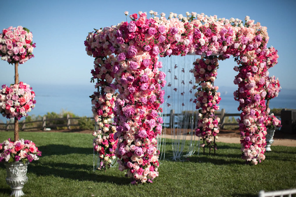 floral alter detail photo by Los Angeles based wedding photographer Ira Lippke